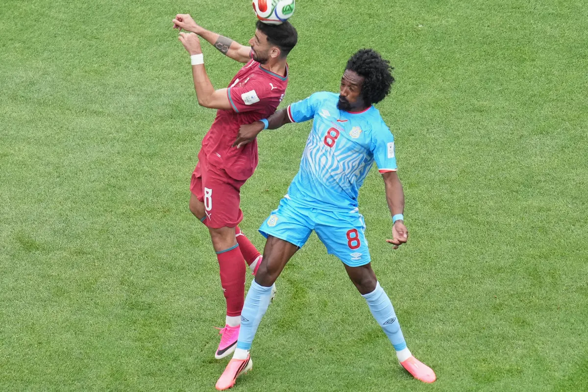 Pemain Portugal Bruno Fernandes (8), kiri, dan pemain RD Kongo Samuel Moutoussamy (8) berebut bola