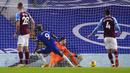 Striker Chelsea, Tammy Abraham, mencetak gol ke gawang West Ham United pada laga Liga Inggris di Stadion Stamford Bridge, Selasa (22/12/2020). Chelsea menang dengan skor 3-0. (AP/John Walton,Pool)