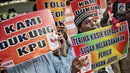 Massa yang tergabung dalam Forum Santri Indonesia menggelar aksi di depan Gedung KPU RI, Jakarta, Senin (6/5/2019). Dalam aksinya, massa juga mengajak seluruh elemen bangsa memberikan dukungan penuh terhadap KPU RI. (Liputan6.com/Faizal Fanani)