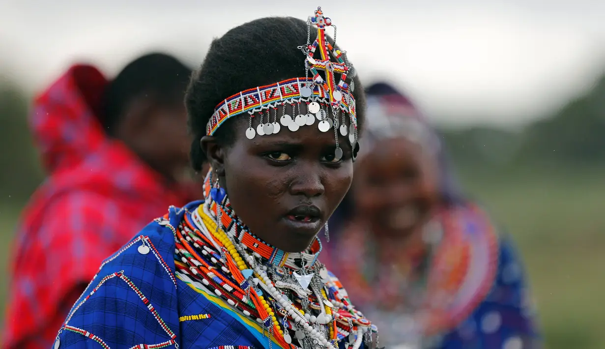 Ekspresi seorang atlet wanita dari suku Maasai saat melakukan persiapan untuk mengikuti Olimpiade Masai 2016 di cagar alam Sidai Oleng, kaki Gunung Kilimanjaro dekat perbatasan Kenya-Tanzania (10/12). (Reuters/Thomas Mukoya)