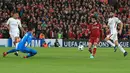 Pemain Liverpool, Mohamed Salah saat mencetak gol ke gawang AS Roma pada leg pertama semifinal Liga Champions di Stadion Anfield, Liverpool, Inggris, Selasa (24/4). Liverpool menang 5-2 atas AS Roma. (Peter Byrne/PA via AP)