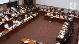 Wamenhan RI M. Herindra bersama KSAD, KSAL, KSAU, dan KABAIS saat rapat dengar pendapat (RDP) dengan Komisi I DPR RI di Kompleks Parlemen, Jakarta, Senin (31/5/2021). (Liputan6.com/Angga Yuniar)