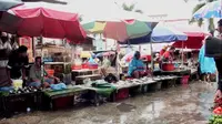 Sudah beberapa hari terakhir harga ikan melonjak tinggi di pasar-pasar tradisional di Ambon, Maluku. (Liputan6.com/Abdul Karim).