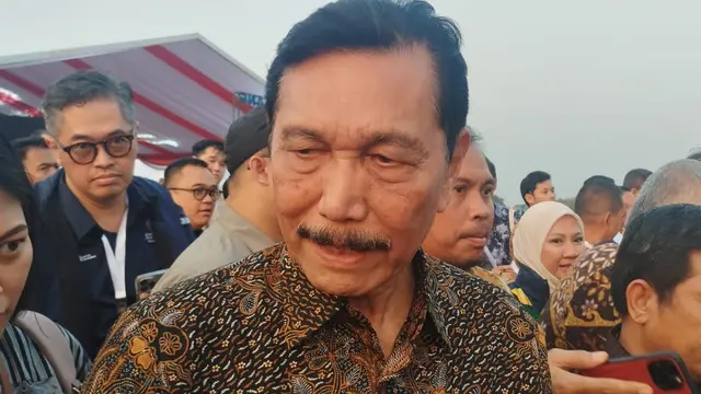 Menteri Koordinator Bidang Kemaritiman dan Investasi (Marves) Luhut Binsar Pandjaitan usai peresmian operasional Kawasan Industri Terpadu Batang (KITB) oleh Presiden Joko Widodo (Jokowi), Jumat, (26/7/2024). (Gagas/Liputan6.com)