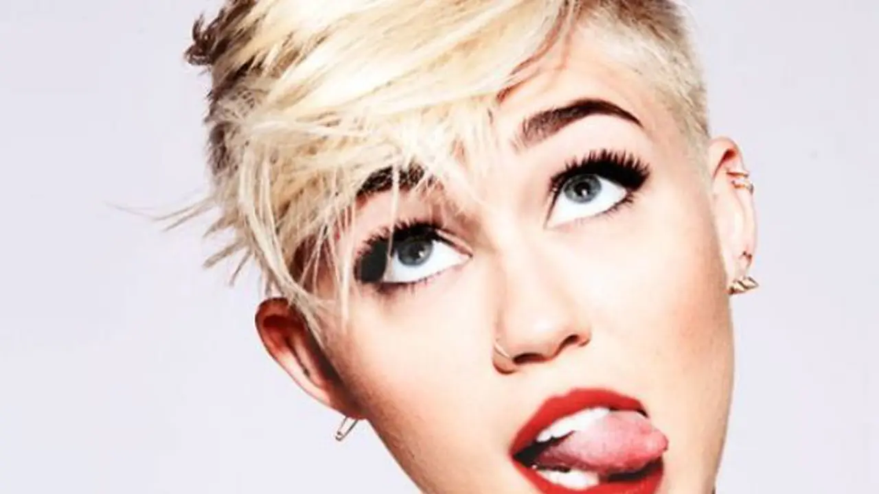 Lidah Miley Cyrus 1