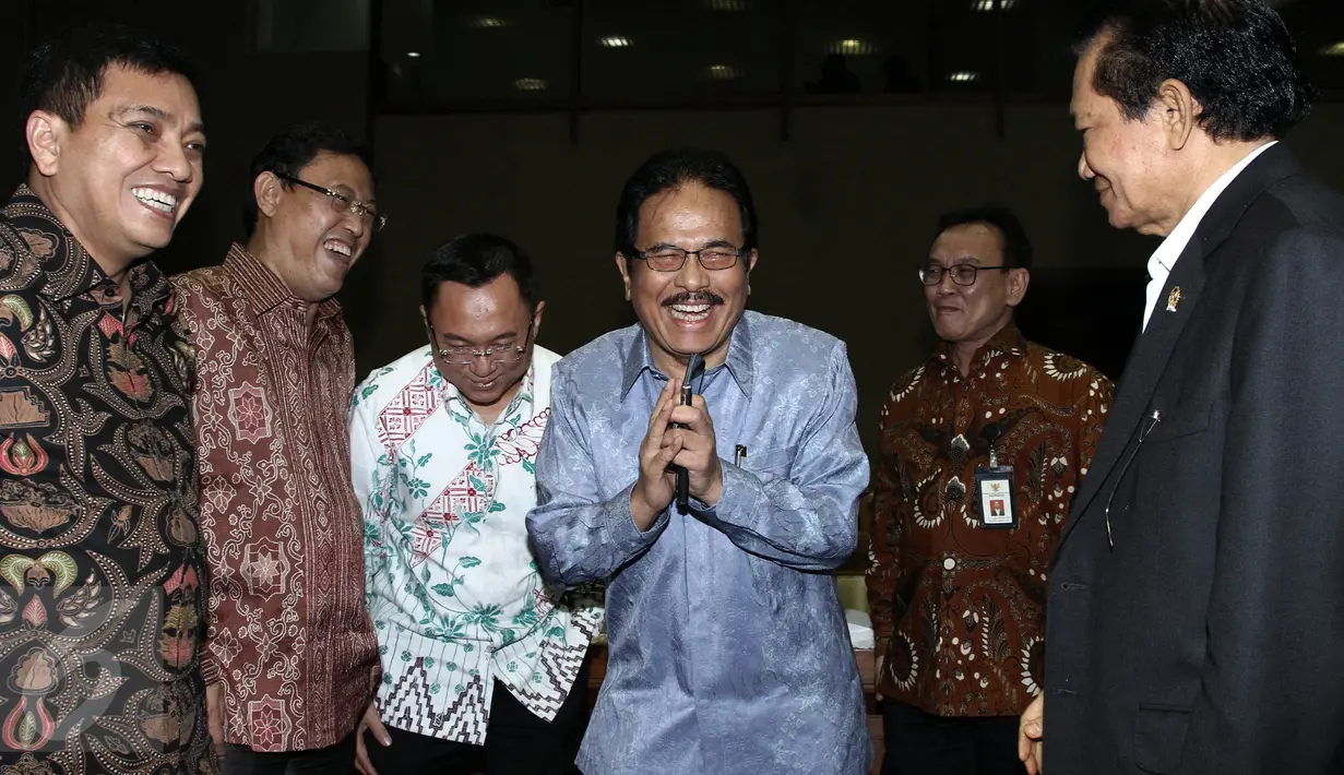 Menteri Bappenas Sofyan Djalil berpamitan seusai rapat kerja dengan Komisi XI di Gedung DPR, Jakarta, Kamis (28/4). Rapat membahas perubahan strategi pembangunan nasional dalam penyusunan Rencana Kerja Pemerintah tahun 2017. (Liputan6.com/Johan Tallo)