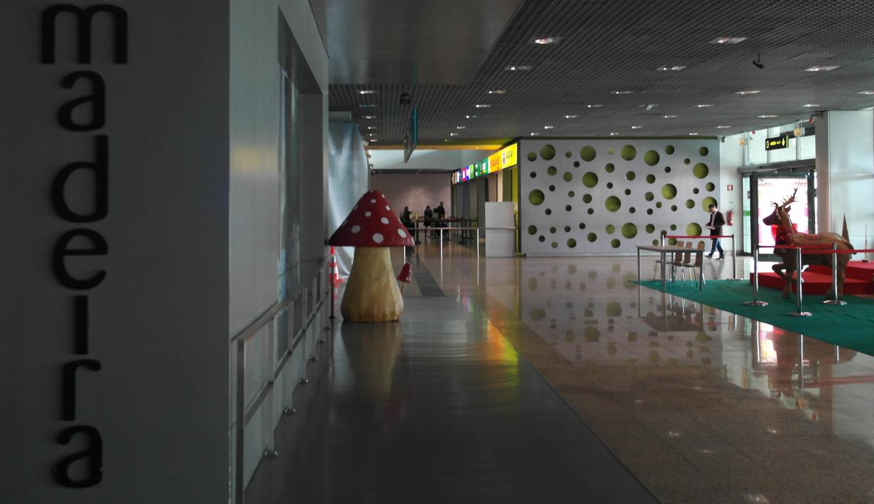 Suasana lobi dari Bandara Madeira, Portugal. Kota ini merupakan tempat kelahiran Cristiano Ronaldo. (Bola.com/Reza Khomaini)