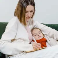 Ilustrasi ibu mencatat suhu tubuh anak setelah diukur. (Sumber foto: pexels.com).