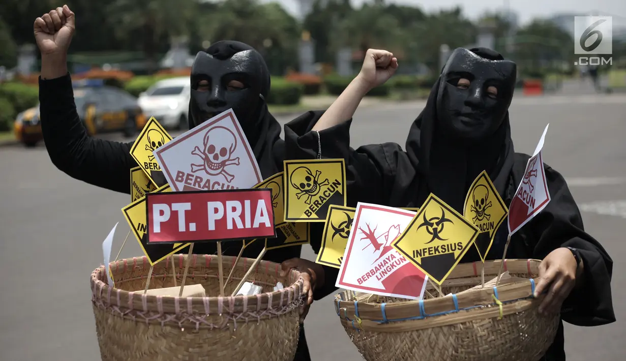 Suasana saat aktivis Gerakan Perempuan Lakardowo Mandiri (Green Woman) gelar aksi di depan Istana Negara, Jakarta, Kamis (1/2). Mereka menduga PT Putra Restu Ibu Abadi (PRIA) telah mencemari lingkungan Lakardowo, Mojokerto. (Liputan6.com/Arya Manggala)