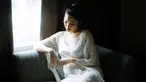 Bridal robe Ochi Rosdiana dilengkapi dengan renda halus dan detail bordiran yang semakin memperindah penampilannya. Dengan riasan natural dan tata rambut yang simpel namun elegan, ia terlihat begitu bersinar dalam setiap jepretan kamera. Pakaian ini tidak hanya melambangkan keanggunan, tetapi juga menggambarkan momen transisi menuju hari bahagia. (Liputan6.com/IG/@ochi24)