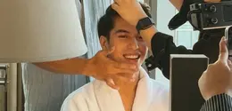 Alih-alih terlihat “berdandan,” hasil akhirnya justru clean, fresh, dan effortless, menciptakan kesan wajah yang sehat tanpa menghilangkan karakter maskulin. [@ryanogilvy].