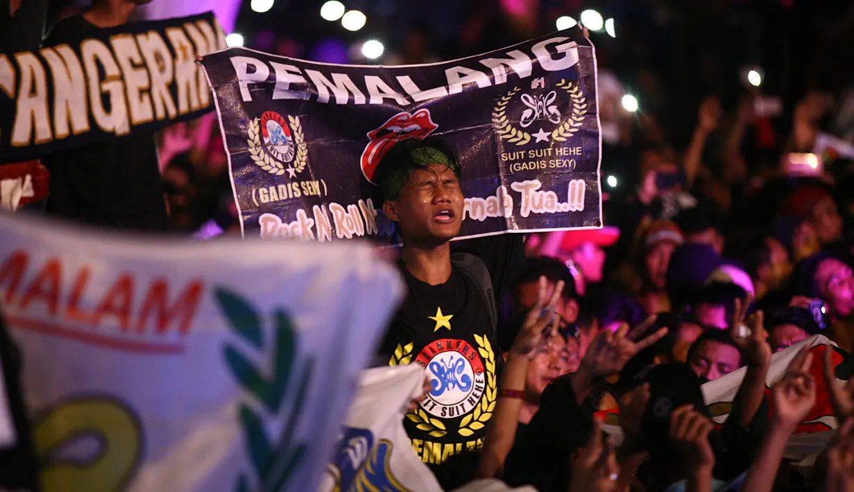 Alhasil, keriuhan konser pun mendadak menjadi khidmat saat seluruh Slankers yang hadir memberikan doa untuk kesembuhan Abdee Slank dengan membacakan Al Fatihah. (Nurwahyunan/Bintang.com)