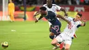 Penyerang Paris Saint-Germain (PSG) Arnaud Kalimuendo (kiri) berebut bola dengan gelandang Strasbourg Adrien Thomasson pada laga pekan kedua Liga Prancis di Stadion Parc des Princes, Minggu (15/8/2021) dini hari WIB. PSG membekuk tamunya Strasbourg dengan skor 4-2. (bertrand GUAY / AFP)