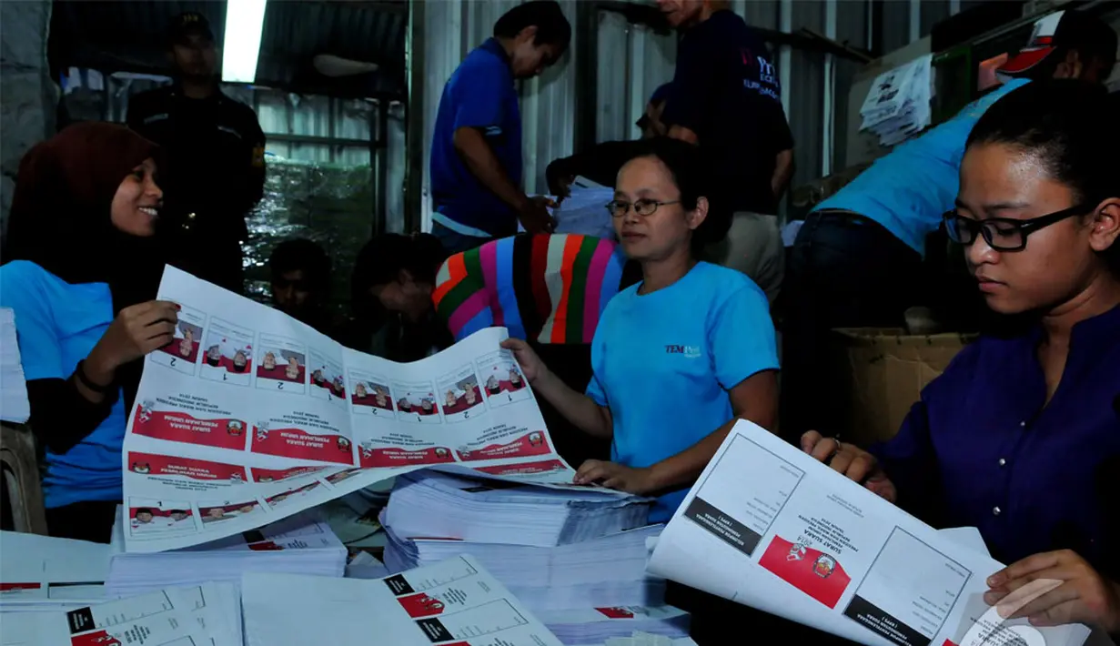 Suasana pengerjaan pelipatan surat suara pilpres di PT Temprint yang terletak di Jalan Palmerah Barat Nomor 08 Grogol Utara, Jakarta (Liputan6.com/Andrian M Tunay)