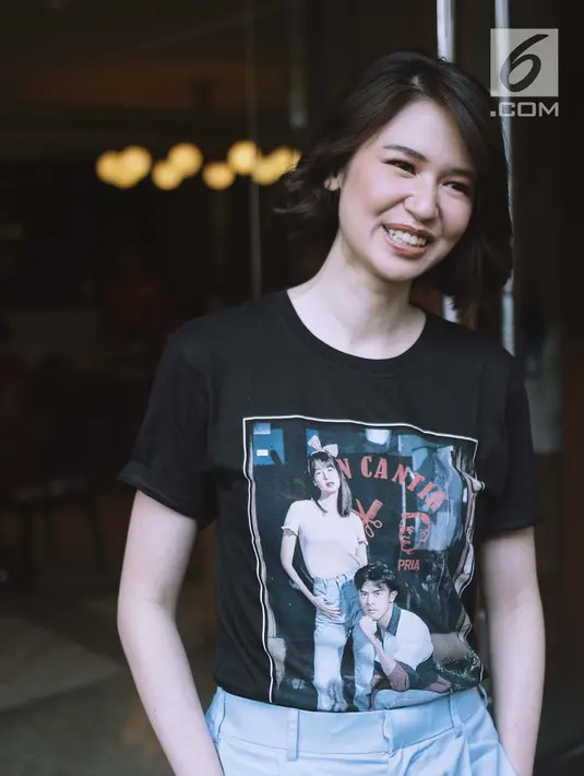 Aktris Laura Basuki berpose saat sesi foto usai jumpa pers film Terbang Menembus Langit dikawasan Jakarta, Senin (16/4). Film tersebut diambil dari kisah nyata perjuangan hidup putra Tarakan, Kalimantan Utara. (Liputan6.com/Faizal Fanani)