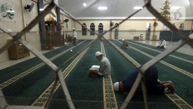 FOTO: Berburu Malam Lailatul Qadar Sambil Itikaf di Masjid