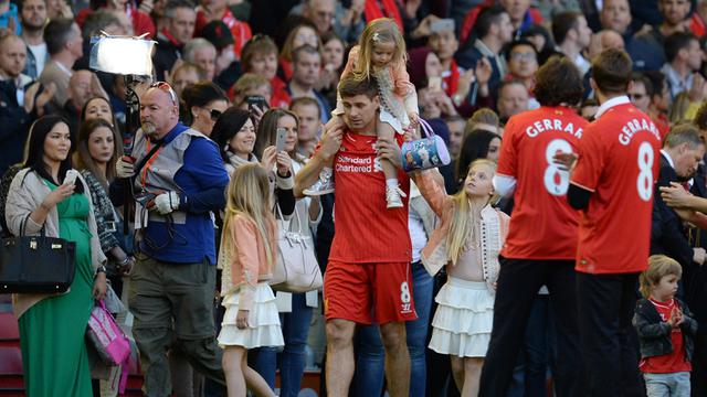 FOTO: Steven Gerrard Raih Trofi Pertama sebagai Manajer setelah 6 Tahun Meninggalkan Liverpool - Steven Gerrard