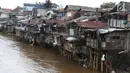 Bangunan yang berada di bantaran Sungai Ciliwung, Jakarta, Selasa (13/2). Pemprov DKI akan melanjutkan program normalisasi sungai sehingga bantaran sungai terbebas dari hunian warga serta upaya mengurangi banjir. (Liputan6.com/Immanuel Antonius)