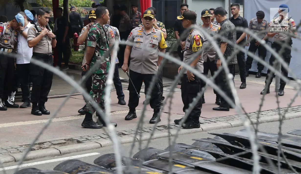Kapolda Metro Jaya Irjen Pol Gatot Eddy Pramono (tengah) saat meninjau situasi dan kondisi pengamanan sekitar gedung Mahkamah Konstitusi, Jakarta, Jumat (14/6/2019). Ribuan aparat gabungan menjaga keamanan sidang perselisihan Pilpers 2019. (Liputan6.com/Helmi Fithriansyah)