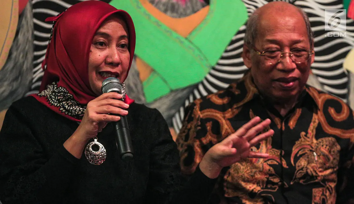 Neneng Herbawati (kiri) memberi penjelasan dalam diskusi bulanan Masterpiece NKRI Pancasila 9an 'Spirit of Ahok' Oktober (ke lima) di Jakarta, Senin (9/10). Diskusi ini menceritakan teladan Pak Basuki Tjahaja Purnama (Ahok). (Liputan6.com/Faizal Fanani)