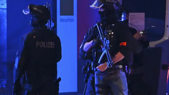 Dua petugas polisi bersenjata berjaga di dekat lokasi penembakan di Hamburg, Jerman pada Kamnis 9 Maret 2023 setelah satu atau beberapa orang melepaskan tembakan di sebuah gereja. (AP/Arsip)