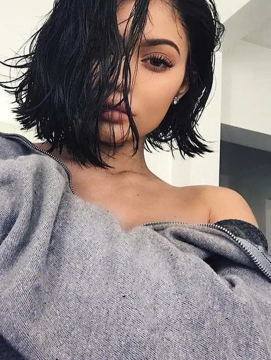 Kylie Jenner pun tetap seksi dan memukai dengan rambut pendek hitamnya. (instagram/kyliejenner)