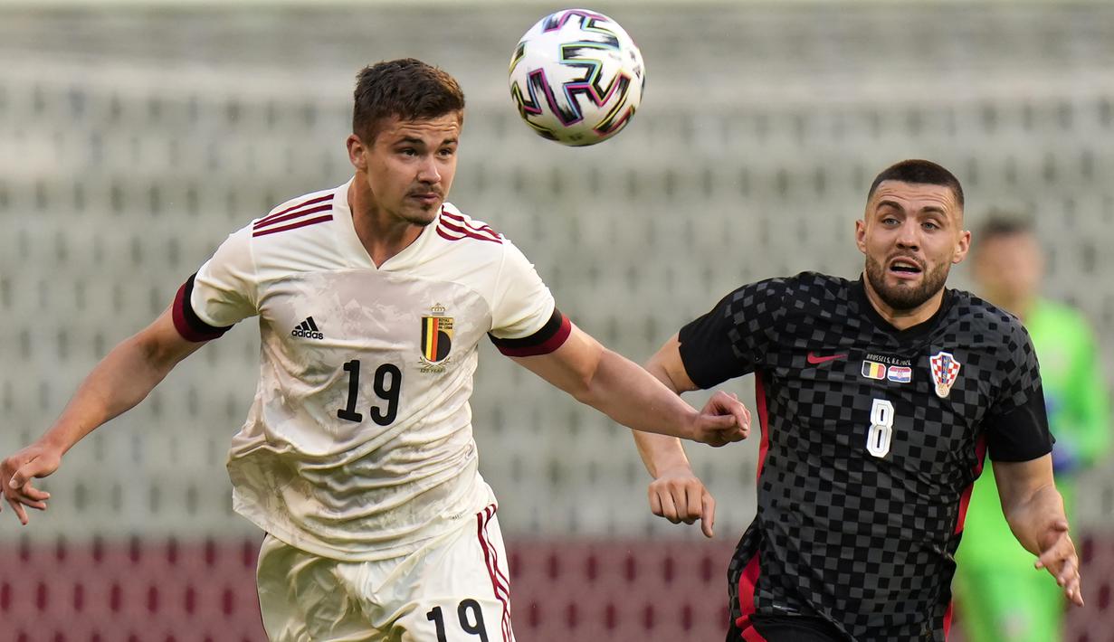 Gelandang Belgia, Leander Dendoncker (kiri) mengontrol bola dibayangi gelandang Kroasia, Mateo Kovacic dalam laga uji coba menjelang berlangsungnya Euro 2020 di King Baudouin Stadium, Brussels, Minggu (6/6/2021). Belgia menang 1-0 atas Kroasia. (AP/Francisco Seco)