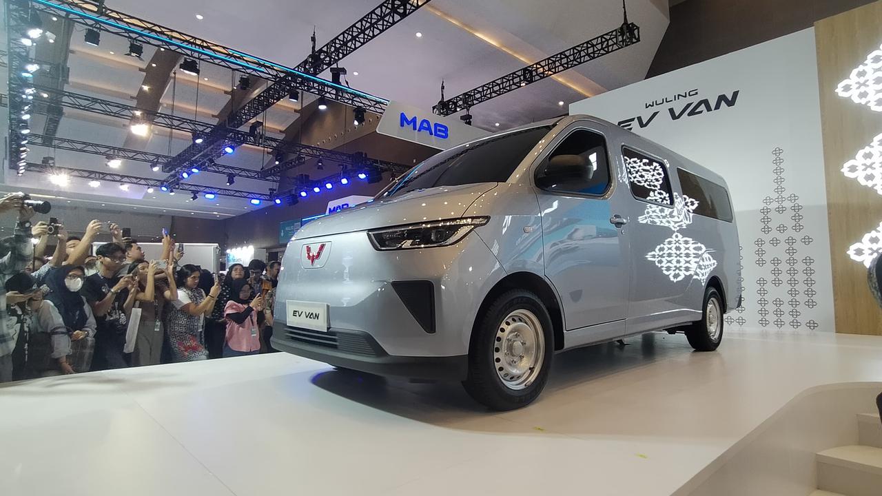Wuling meluncurkan kendaraan niaga listrik, EV Van, di ajang PEVS 2025