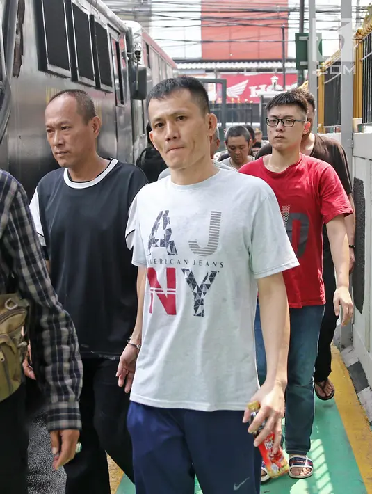 Delapan WN Taiwan terdakwa kasus penyelundupan sabu seberat satu ton saat tiba di PN Jakarta Selatan, Kamis (19/4). Sidang vonis ditunda karena hakim belum siap dengan putusannya. (Liputna6.com/Herman Zakharia)