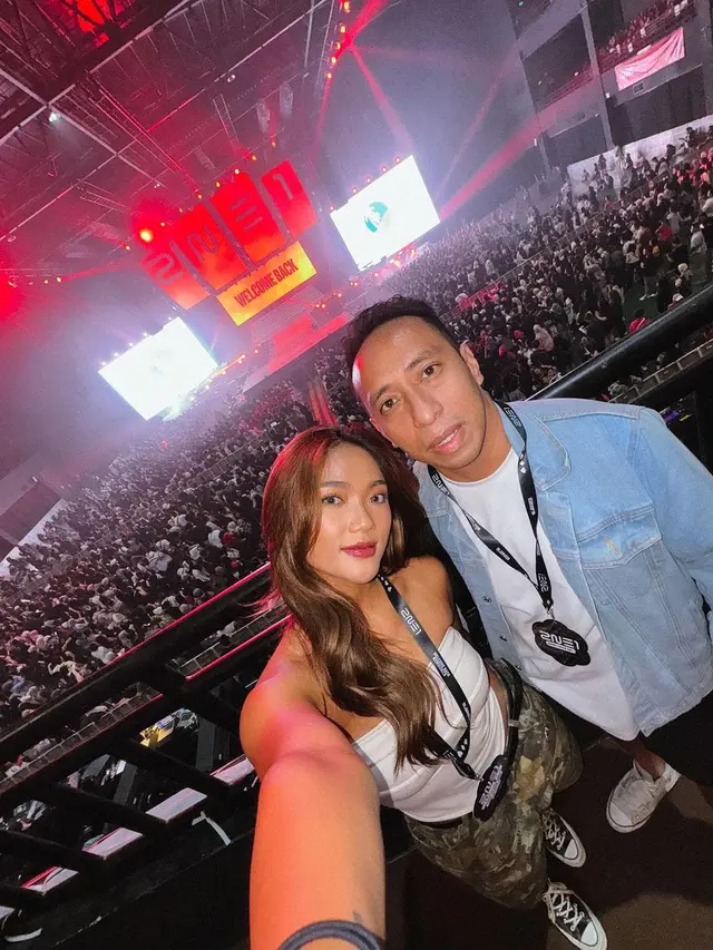 Momen Seru Marion Jola Nonton konser 2NE1 \'Welcome Back\' di Jakarta. (instagram/lalamarionmj)