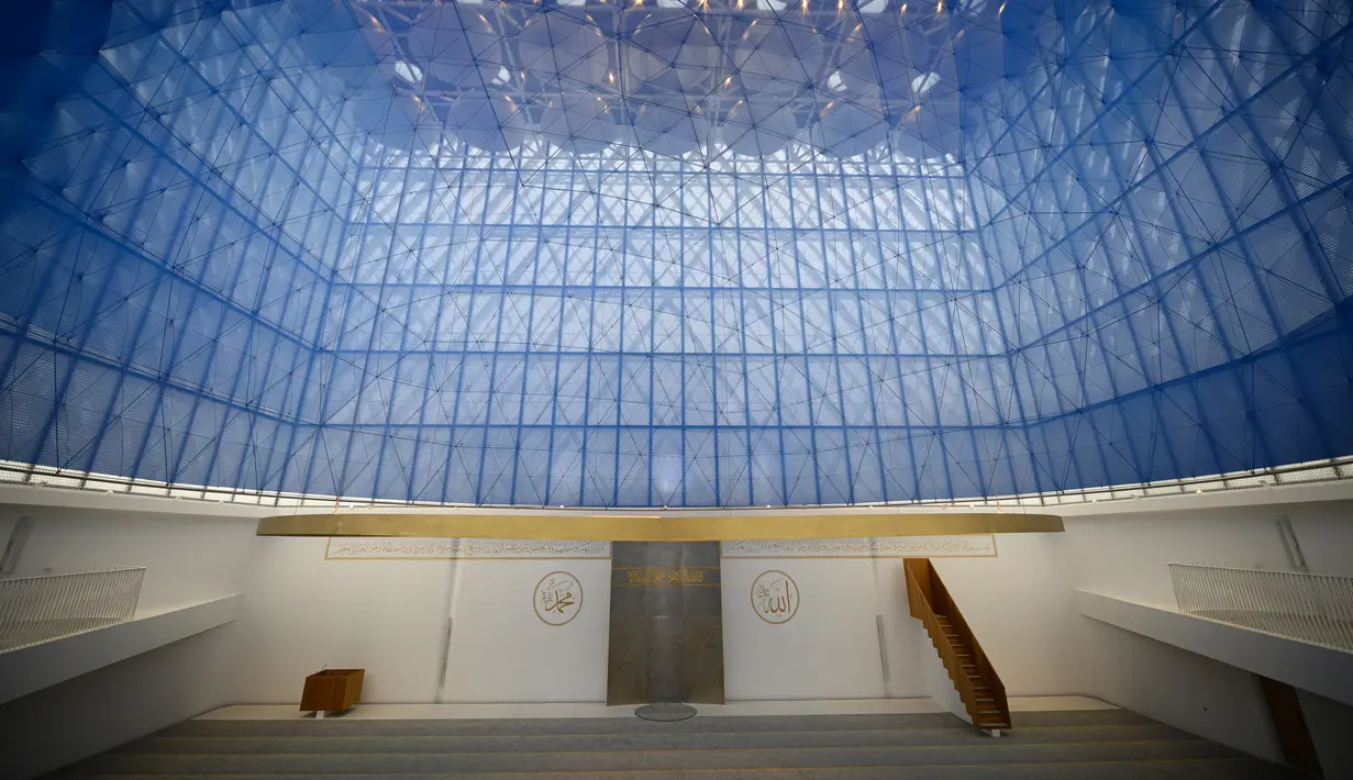 Ruang salat di dalam masjid pertama Slovenia di Ljubljana pada Senin (3/2/2020). Bangunannya terdiri dari lembaga pendidikan yang mencakup perpustakaan, restoran, lapangan basket, rumah untuk ulama, serta minaret setinggi 40 meter. (Photo by Jure Makovec / AFP)