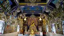 Interior Kuil Buddha Wat Pariwat atau Kuil David Beckham di Bangkok, Thailand, Selasa (14/7/2020). Kuil David Beckham dihiasi dengan patung-patung superhero, karakter komik, makhluk mitos dan imajiner, serta tokoh dunia. (Mladen ANTONOV/AFP)