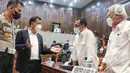 Ketua Komisi V DPR Lasarus (kedua kiri) berbincang dengan Menteri Perhubungan Budi Karya Sumadi, Menteri PUPR Basuki Hadimuljono, dan Kakorlantas Polri Irjen Pol Firman Shantyabudi sebelum dimulainya rapat kerja dengan Komisi V DPR di Kompleks Parlemen, Senayan, Jakarta, Selasa (13/12/2022). Rapat tesebut membahas kesiapan infrastruktur dan transportasi terkait Libur Natal 2022 dan Tahun Baru 2023. (Liputan6.com/Angga Yuniar)