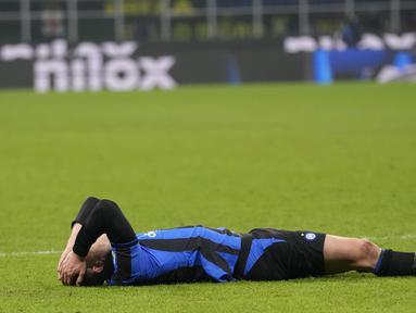 Pemain Inter Milan, Robin Gosens, terbaring lesu setelah ditaklukkan Empoli pada laga Liga Italia di Stadion Giuseppe Meazza, Milan (23/1/2023). Inter harus menelan pil pahit setelah tumbang dari Empoli dalam laga Serie A 2022/2023 giornata 19. (AP Photo/Luca Bruno)