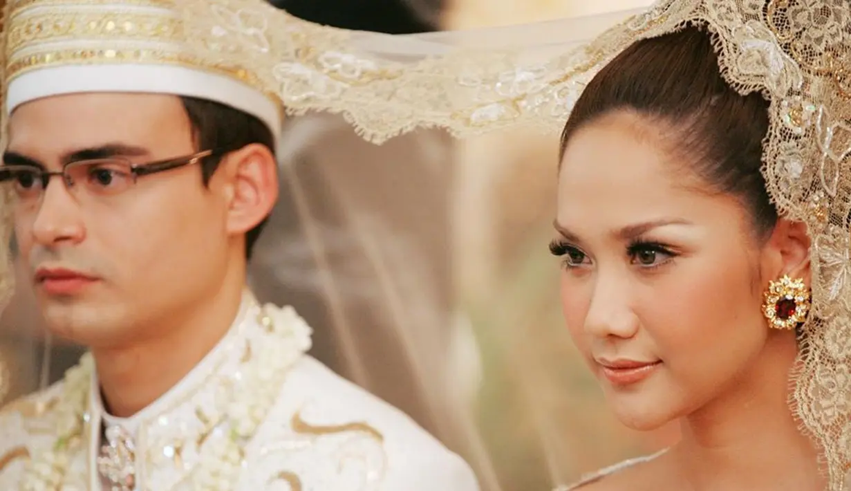 Penyanyi Bunga Citra Lestari saat dipinang Ashraf Sinclair pada November 2008. Ashraf Sinclair meninggal pukul 4.51 WIB di RS MMC Kuningan. (Instagram/@bclsinclair)