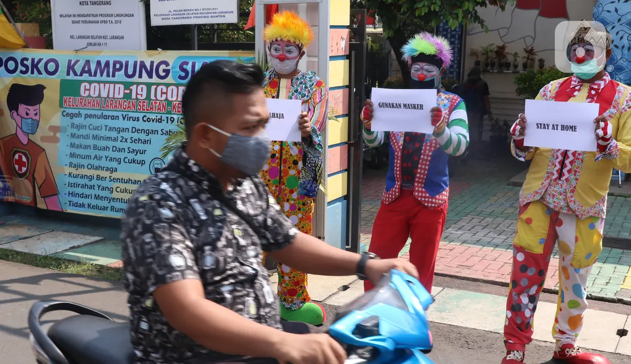 Komunitas badut tangerang raya (Batara) bersama kelurahan Larangan Selatan melakukan sosialisai pembatasan sosial bersekala besar (PSBB) di Tangerang, Kamis (16/4/2020). Mulai tanggal 18 april mendatang Tangerang Raya akan melakukan PSBB hingga 3 mei. (Liputan6.com/Angga Yuniar)