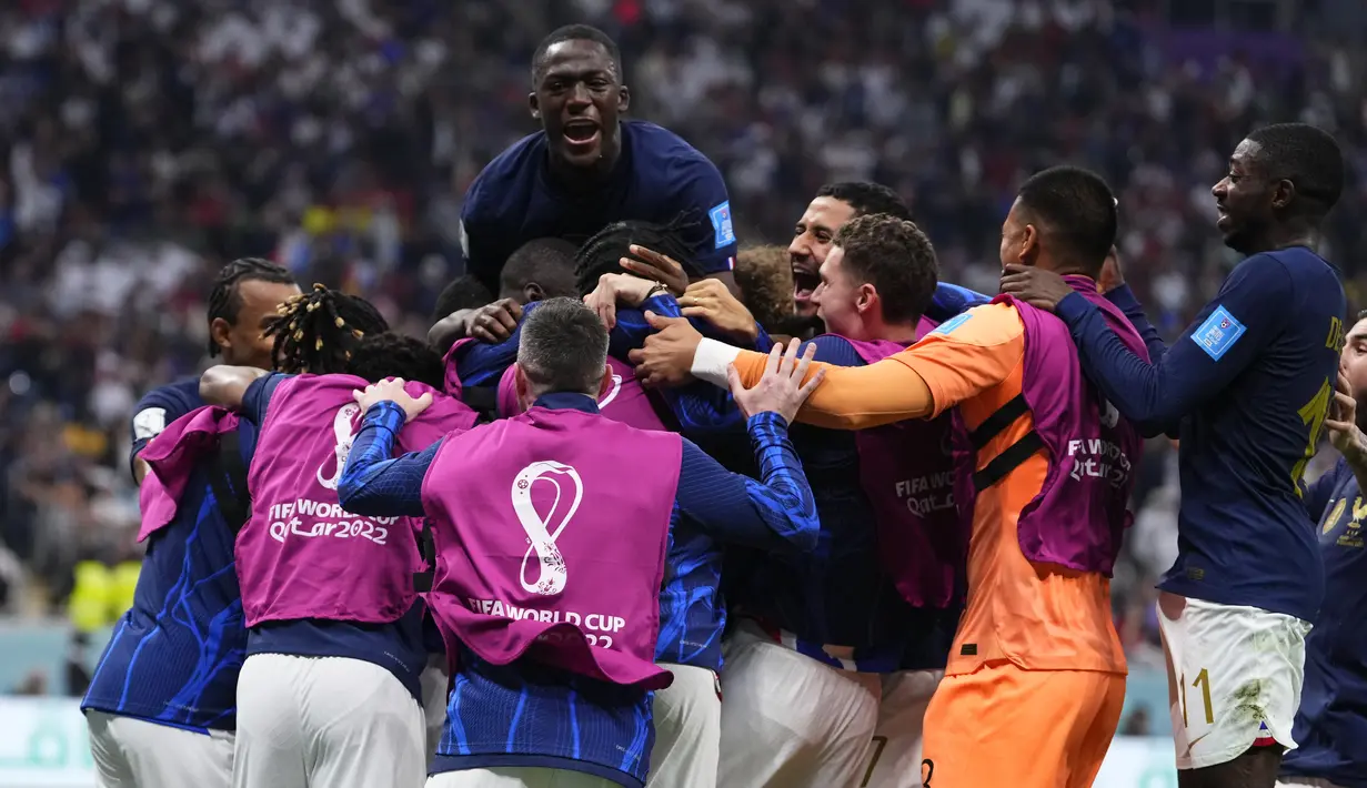<p>Pemain Prancis merayakan gol kedua timnya ke gawang Maroko yang dicetak oleh Randal Kolo Muani saat laga semifinal Piala Dunia 2022 yang berlangsung di Al Bayt Stadium, Qatar, Rabu (14/12/2022) waktu setempat. (AP Photo/Manu Fernandez)</p>