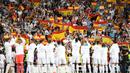 Para suporter Real Madrid membentangkan bendera Spanyol saat pertandingan melawan Espanyol di La Liga di stadion Santiago Bernabeu, Spanyol (1/10). Aksi ini untuk memperlihatkan respons terkait referendum di Catalonia. (AFP Photo/Gabriel Bouys)