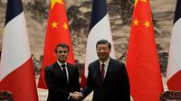 Presiden Prancis Emmanuel Macron dan Presiden China Xi Jinping dalam pertemuan di Beijing, Rabu (6/4/2023). (Dok. AFP)