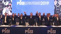 Ketua Umum PSSI terpilih Mochamad Iriawan (tengah) didampingi dua Wakil Ketua Umum terpilih Cucu Somantri (ketiga kiri) dan Iwan Budianto  serta para komite eksekutif terpilih berfoto bersama dalam penutupan Kongres Luar Biasa (KLB) PSSI di Jakarta, Sabtu (2/11/2019). (Liputan6.com/Herman Zakharia)