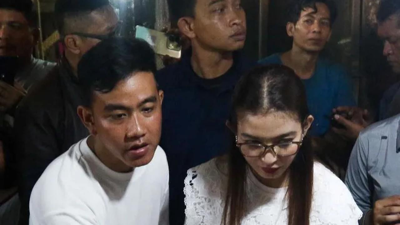 Selain itu, Gibran juga berbelanja kebutuhan seperti aneka kue basah di pasar tersebut.