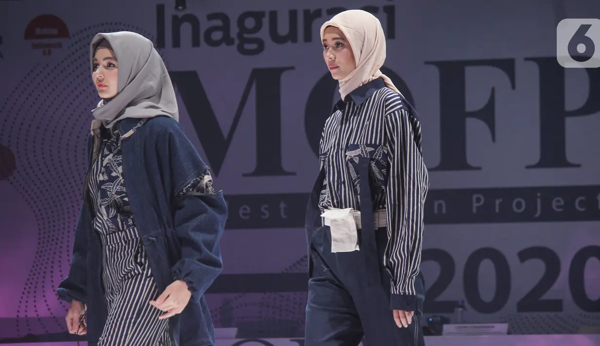 Model membawakan koleksi busana pada gelaran Muslim Modest Fashion Project (MOFP) di Jakarta, Sabtu (21/11/2020). MOFP merupakan kompetisi yang diikuti desainer binaan Direktorat Jenderal Industri Kecil, Menengah dan Aneka Kementerian Perindustrian. (Liputan6.com/Pool/Agus)