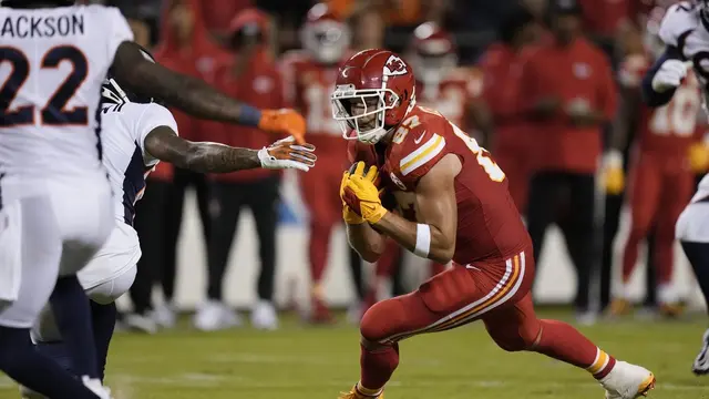 Travis Kelce, pemain football dari Kansas City Chiefs yang makin lengket dengan Taylor  (AP Photo/Charlie Riedel)