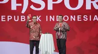 Menkumham Yasonna H Laoly dan Dirjen Imigrasi Silmy Karim meluncurkan desain baru paspor Indonesia berwarna merah putih. Peluncuran desain baru paspor ini bertepatan dengan perayaan HUT ke-79 Kemerdekaan Republik Indonesia. (Foto: Tim Humas Ditjen Imigrasi Kemenkumham)