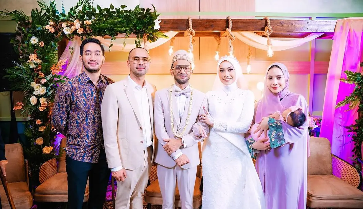 Hadiri acara pernikahan karyawan, Nagita Slavina kembali tampil dalam ansambel serba cerah. Kali ini, pilihannya jatuh pada gamis dan pashmina serba ungu, dengan tone berbeda. [@raffinagita1717].