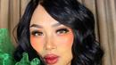 3. Kalau ini, Titi Dj tampil dengan gaya makeup Igari dari Jepang yang menonjolkan rona bold pada pipi dan bawah mata.  (Instagram/ti2dj).