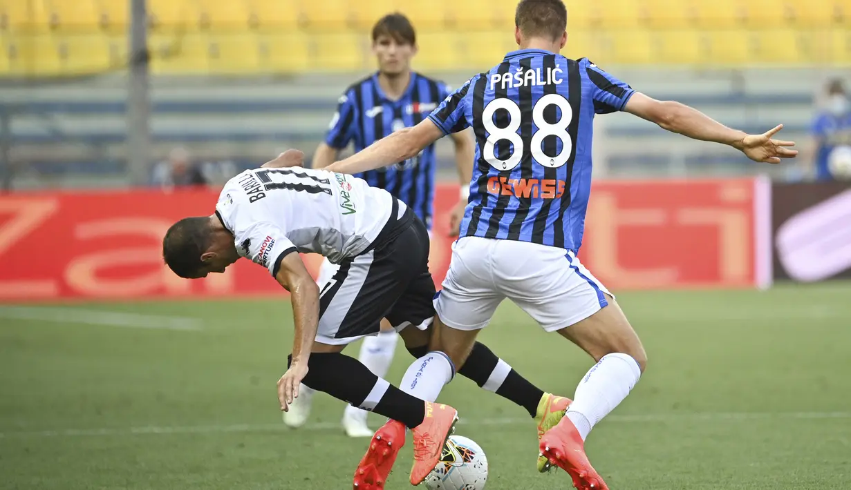 Gelandang Atalanta, Mario Pasalic, berebut bola dengan pemain Parma pada laga lanjutan Serie A di Stadio Ennio Tardini, Rabu (29/7/2020) dini hari WIB. Atalanta menang 2-1 atas Parma. (Massimo Paolone/LaPresse via AP)