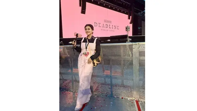 6 Gaya Bella Saphira Pakai Jumpsuit Pink saat Nonton BLACKPINK, Tampil Bak ABG