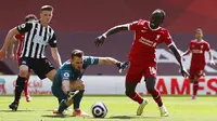 Pemain Liverpool Sadio Mane (kanan) berebut bola dengan penjaga gawang Newcastle United Martin Dubravka pada pertandingan Liga Inggris di Stadion Anfield, Liverpool, Inggris, Sabtu (24/4/2021). Pertandingan berakhir imbang 1-1. (David Klein, Pool via AP)