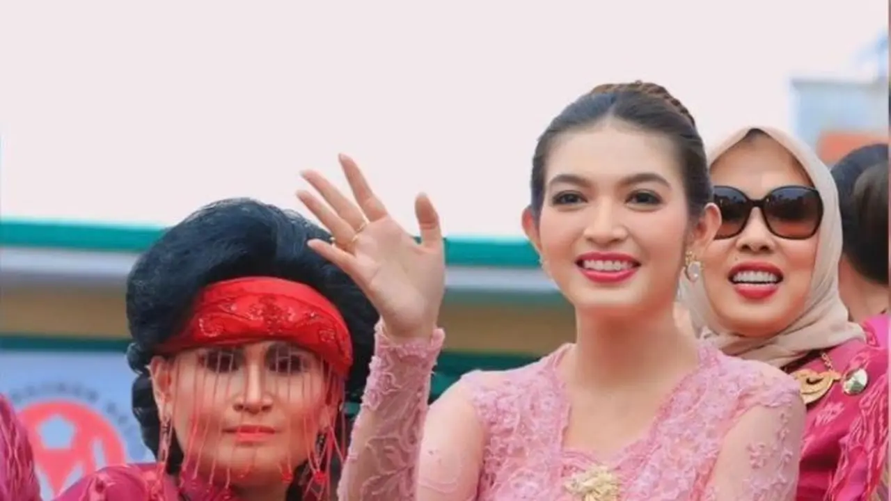 Potret Anggunnya Selvi Ananda Kenakan Kebaya Pink Pastel saat Dampingi Iriana Jokowi Naik Kendaraan Pawai